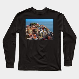 View on the cliff town of Manarola, one of the colorful Cinque Terre on the Italian west coast Long Sleeve T-Shirt